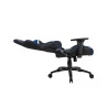 Visão lateral da cadeira gamer preta e azul DT3 Sports Modena com o enconto reclinado